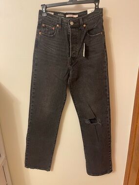Levi's Woman’s Black Straight-Leg Ribcage Jeans with Knee Rip